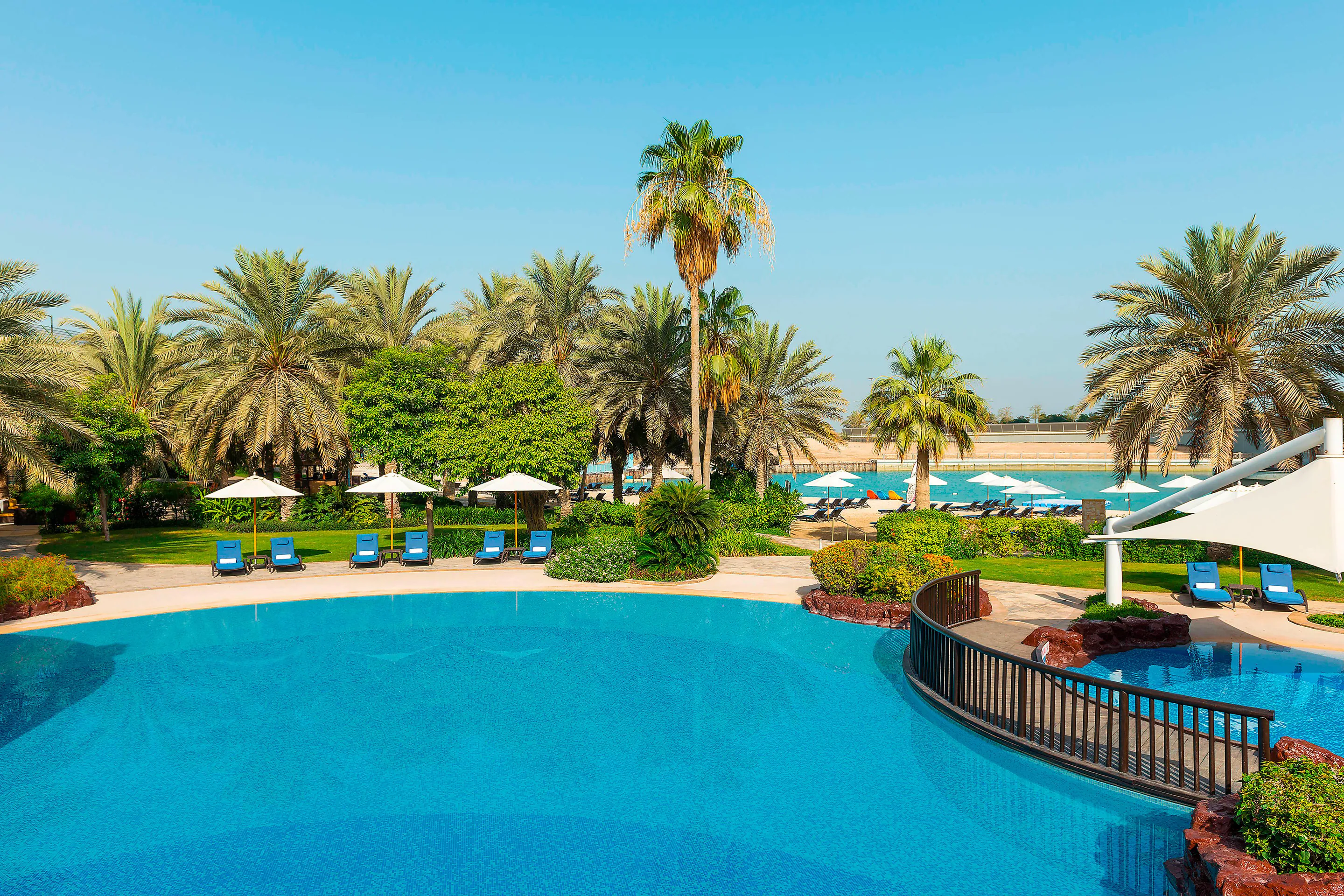 Erth abu dhabi hotel. Абу Даби Sheraton. Отель Sheraton Abu Dhabi Hotel & Resort. Sheraton Abu Dhabi 5*. Пляж Шератон Абу Даби.