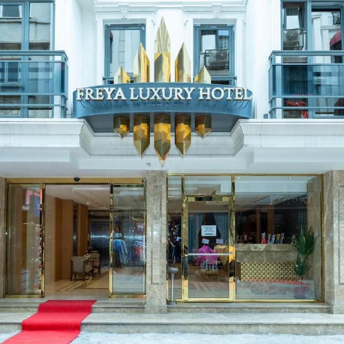 hotel lobby luxury murano glass chandelier crystal Freya Luxury Hotel